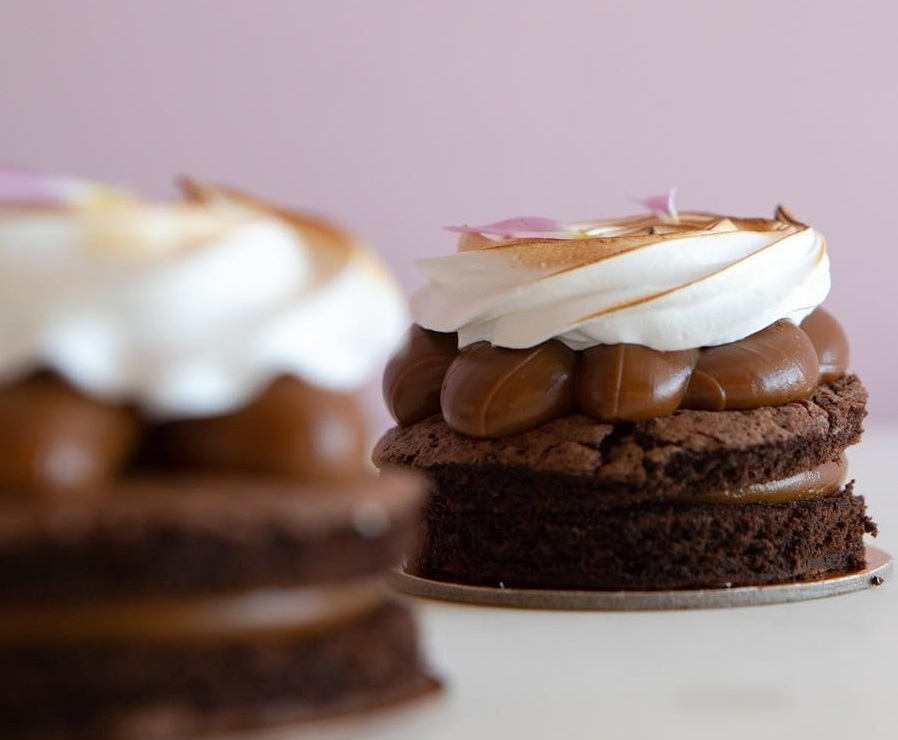 Brownie de Chocolate con Dulce de Leche y Merengue pagana, postres sin gluten Paganalass=